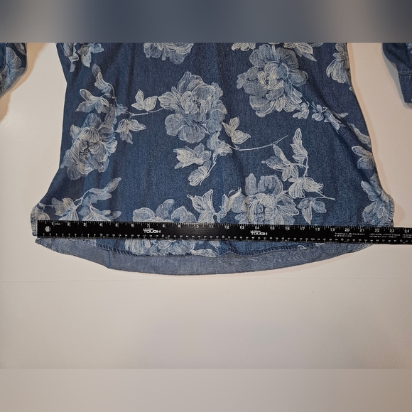 Chico's Soft Chambray 3/4 Rollup Sleeves Blue and White Floral Print Size Large - Picture 10 of 10